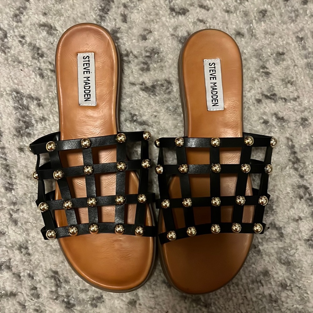 Women Steve Madden size 7.5 sandal. Black strap with gold studs